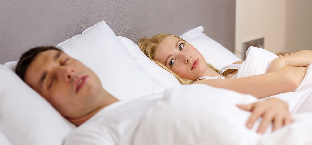 Un uomo russa e la sua partner non dorme